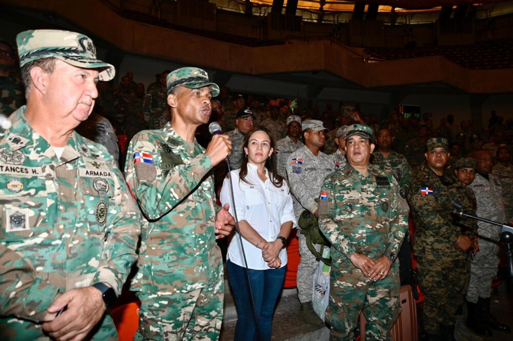 ADEOFA entrega raciones alimenticias a soldados y agentes policiales en elColiseo de Boxeo “Carlos Teo Cruz”