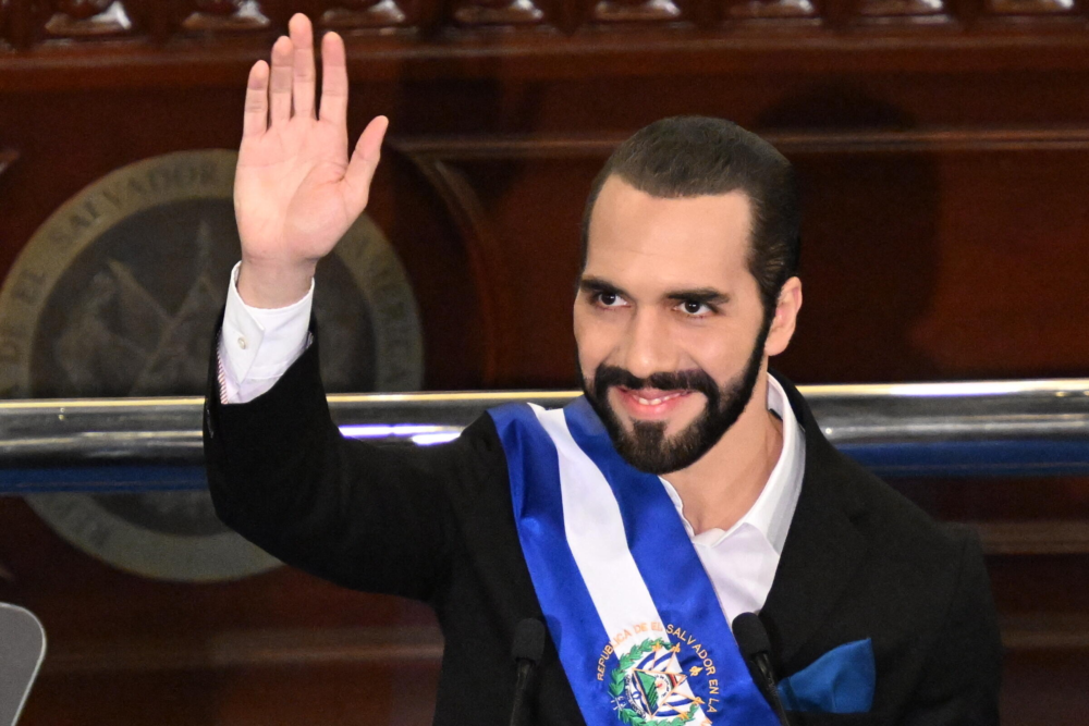 «Nayib Bukele Inicia Segundo Mandato con Poder Absoluto y Desafíos Económicos en El Salvador»