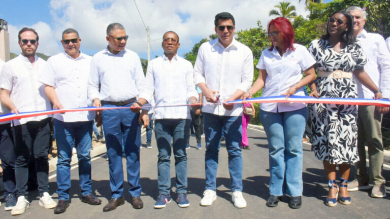 David Collado inaugura obras viales en Arroyo Barril y lanza nuevos proyectos en Santa Bárbara, Samaná