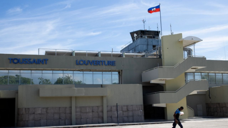Operaciones comerciales en el aeropuerto de Puerto Príncipe siguen suspendidas pese a anuncios de reapertura