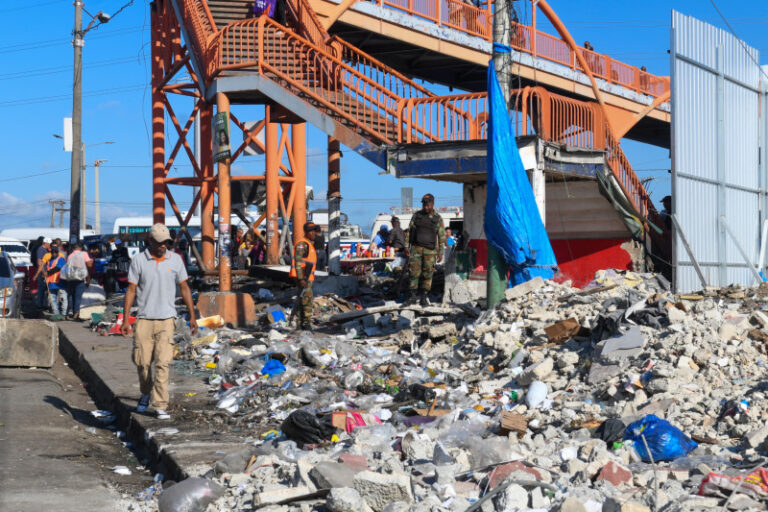 Comerciantes afectados por demolición en el kilómetro 9 de la autopista Duarte