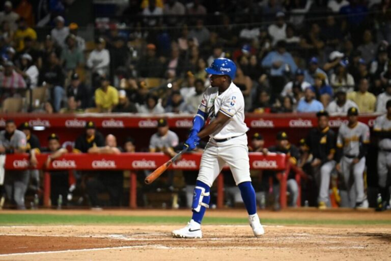 Domingo Leyba y César Valdez Brillan en la Victoria de los Tigres del Licey sobre las Águilas Cibaeñas