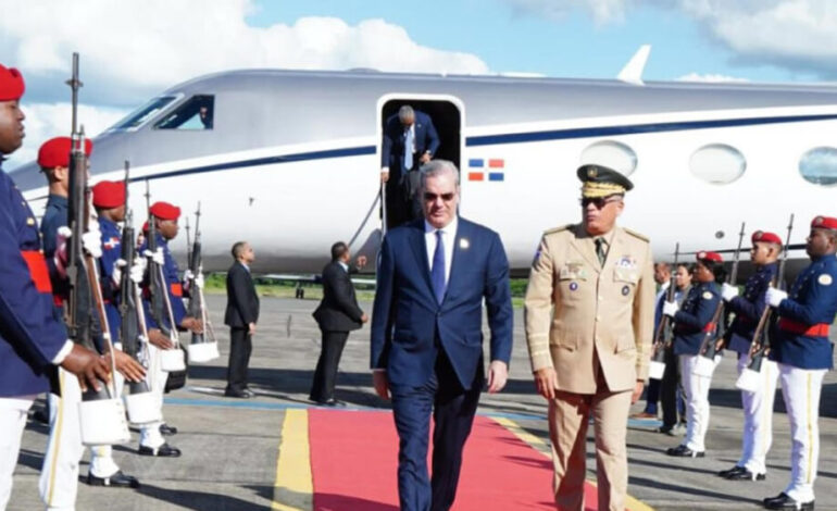 Luis Abinader Regresa a República Dominicana tras Participar en la Toma de Posesión de la Gobernadora de Puerto Rico