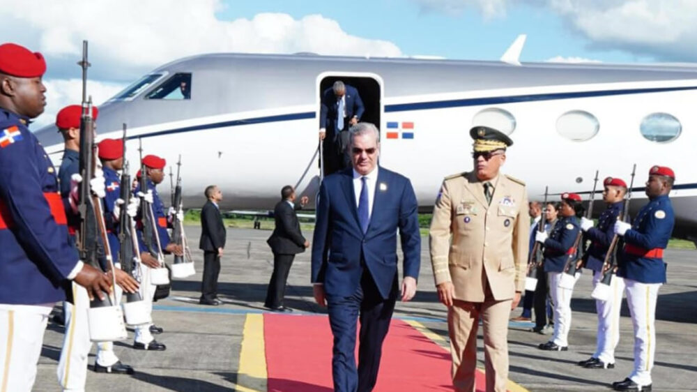Luis Abinader Regresa a República Dominicana tras Participar en la Toma de Posesión de la Gobernadora de Puerto Rico