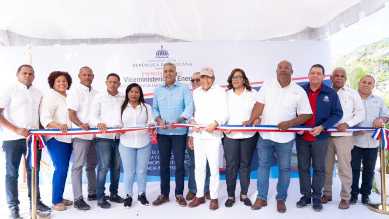 El Maniel recibe electricidad tras 50 años de espera con la inauguración de un proyecto microhidroeléctrico