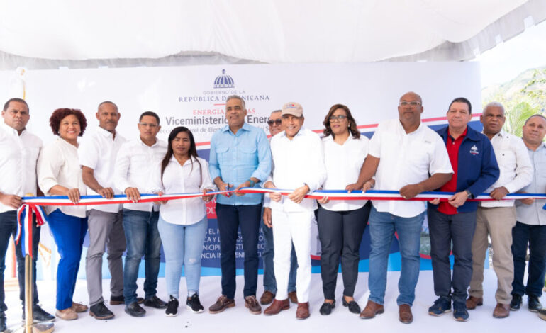 El Maniel recibe electricidad tras 50 años de espera con la inauguración de un proyecto microhidroeléctrico