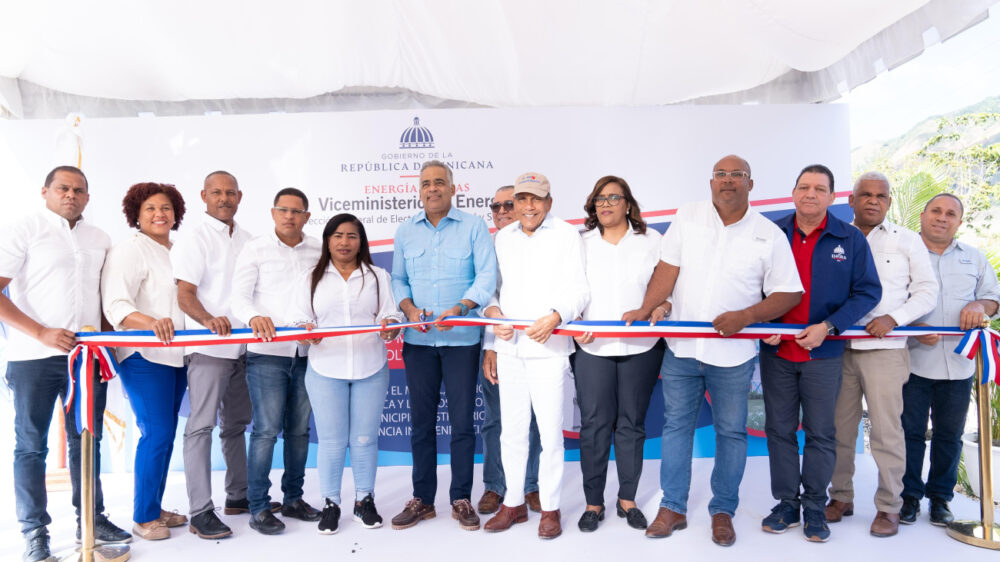 El Maniel recibe electricidad tras 50 años de espera con la inauguración de un proyecto microhidroeléctrico