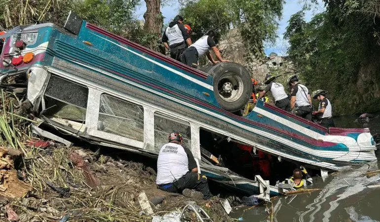 Tragedia en Puente Belice: al menos 54 muertos tras caída de autobús en Guatemala