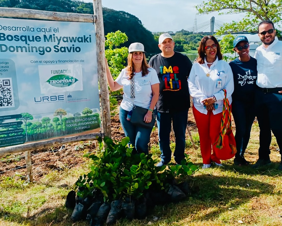 Ex Alumnos Loyola 79 reforestan el río Ozama con método Miyawaki
