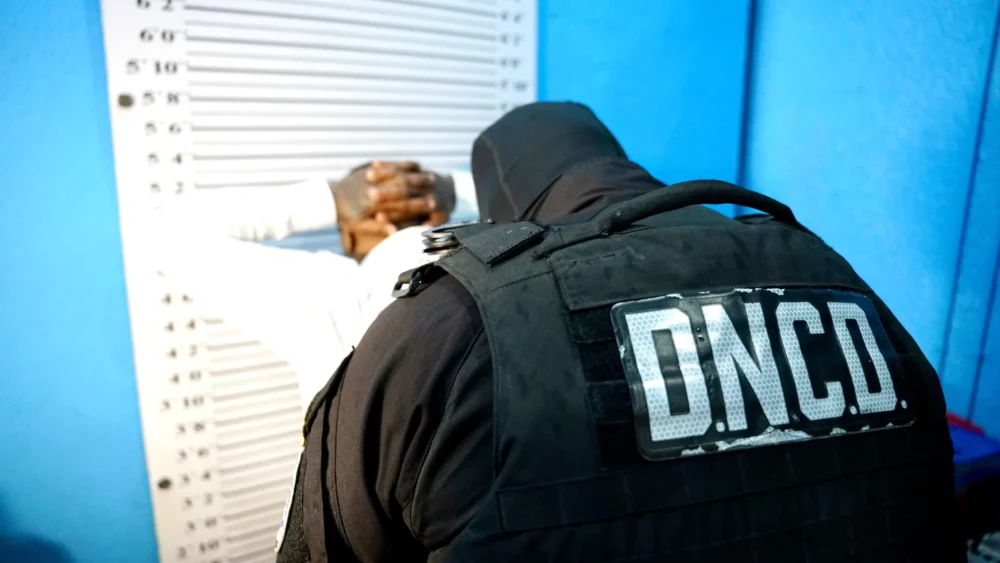 Capturado en Punta Cana uno de los 10 fugitivos más buscados por EE.UU.: dominicano acusado de cuádruple homicidio y narcotráfico