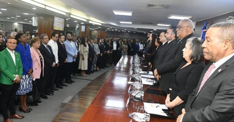 JCE gradúa a 200 miembros de partidos en Administración Electoral y anuncia licenciatura universitaria para 2026