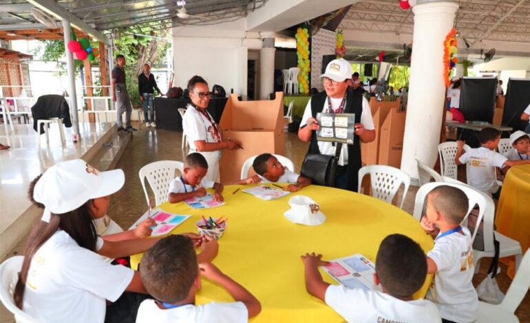 Niños votan por los valores en elecciones simbólicas organizadas por la JCE en Santiago