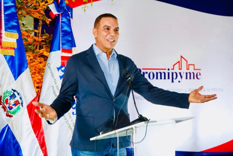 Senador Carlos Gómez entrega RD$100 millones en préstamos a 400 emprendedores de Espaillat