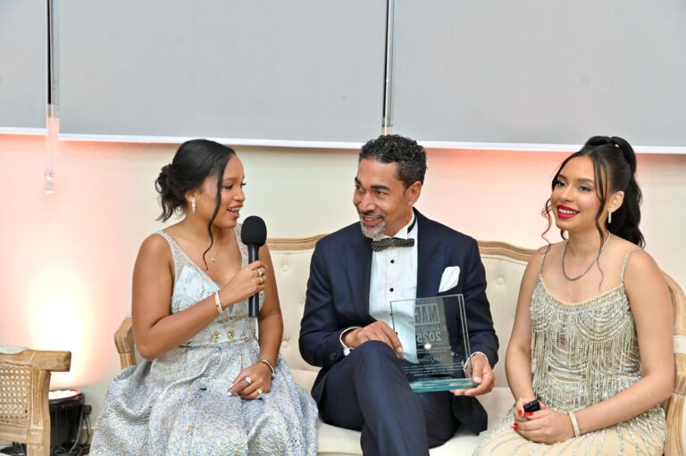 Oscar Abreu brilla en los Magazines Awards 2025 con homenaje a Rubby Pérez