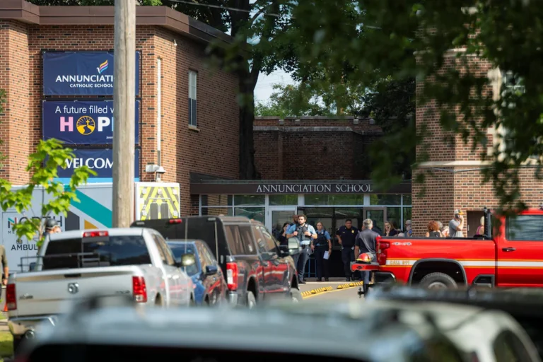 Horror en Minneapolis: Tiroteo en escuela católica deja dos niños muertos y 17 heridos