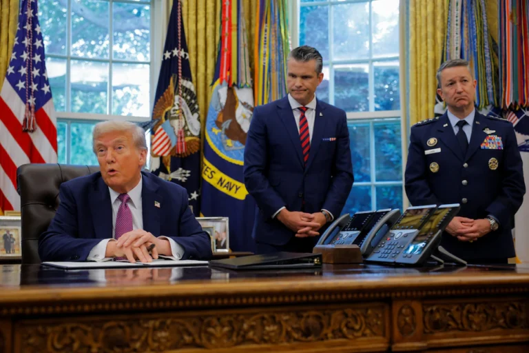 Trump advierte que derribará aviones militares venezolanos que amenacen a fuerzas de EE.UU. en el Caribe