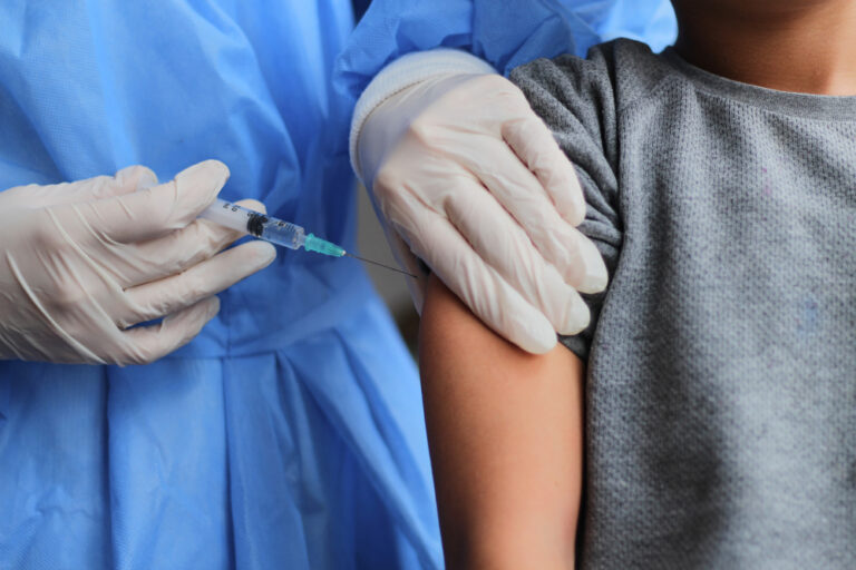 Expertos llaman a vacunar también a los hombres contra el VPH