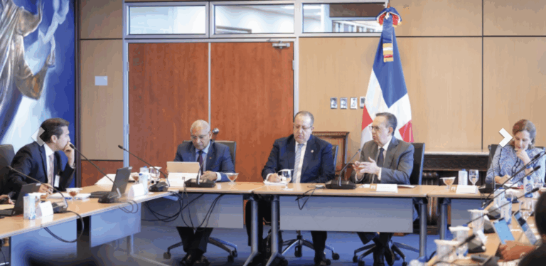 Gobernador Valdez Albizu y ministro Magín Díaz se reúnen con la misión del Artículo IV del FMI