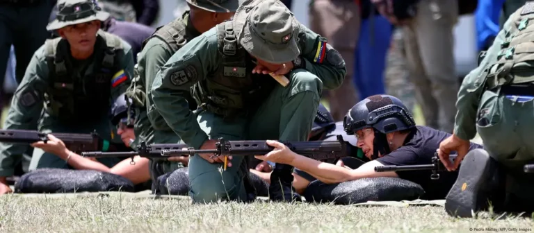 Venezuela entrena a civiles en las calles mientras sube la tensión con EE. UU.; Trump advierte consecuencias “incalculables”