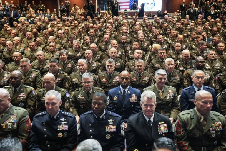 Trump y su secretario de Defensa convocan inusual reunión militar