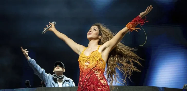 Shakira rompe en llanto en pleno concierto en México al cantar tema dedicado a Piqué