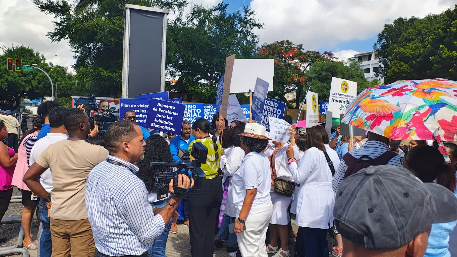 Enfermeras, heroínas del COVID-19, marchan hacia el Palacio Nacional y son enfrentadas con gas pimienta
