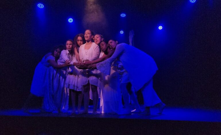 “Virginia-Sombras” triunfa en el Festival Escena Joven 2025