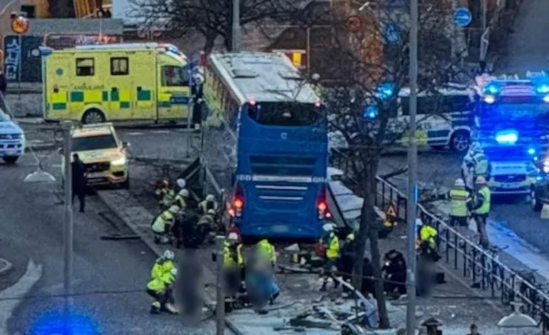 Tragedia en Estocolmo: tres muertos tras ser atropellados por autobús