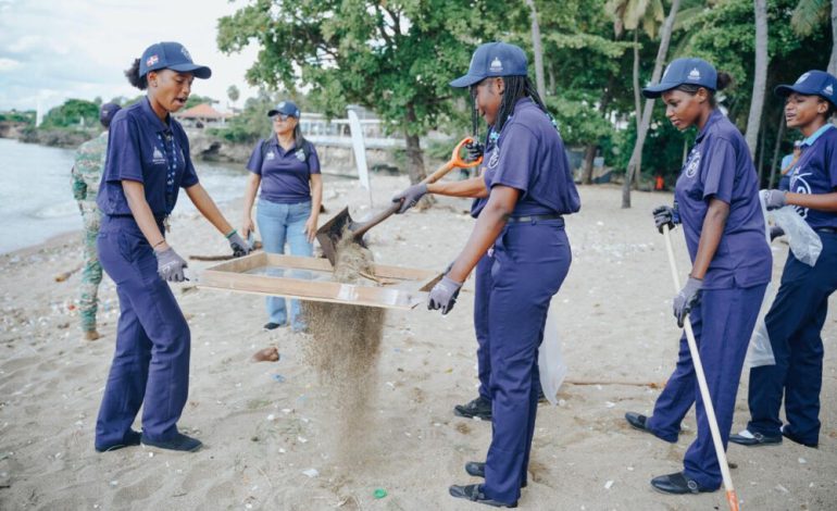 Estudiantes limpian la Playa de Montesinos