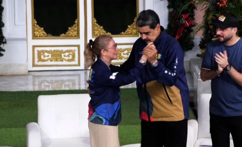 Maduro desafía presiones de EE. UU. en acto con estudiantes y llama a la “paz”