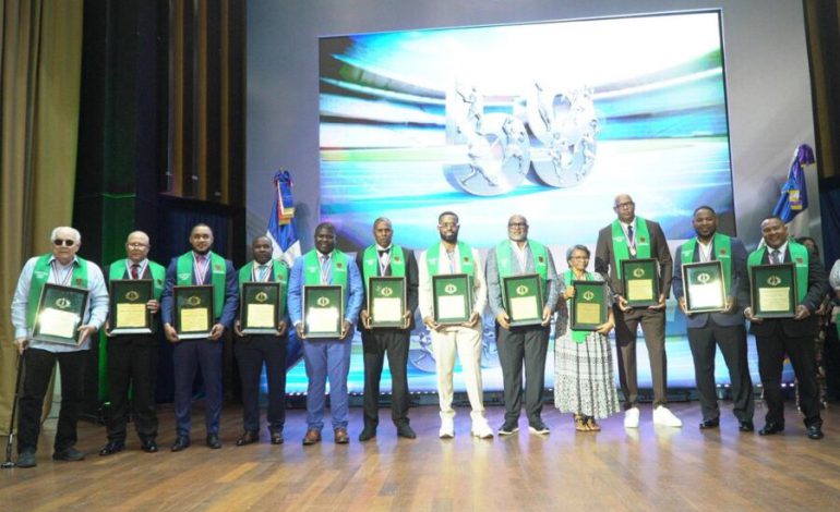 Doce gigantes del deporte dominicano son exaltados al Pabellón de la Fama en un emotivo 59.º Ceremonial
