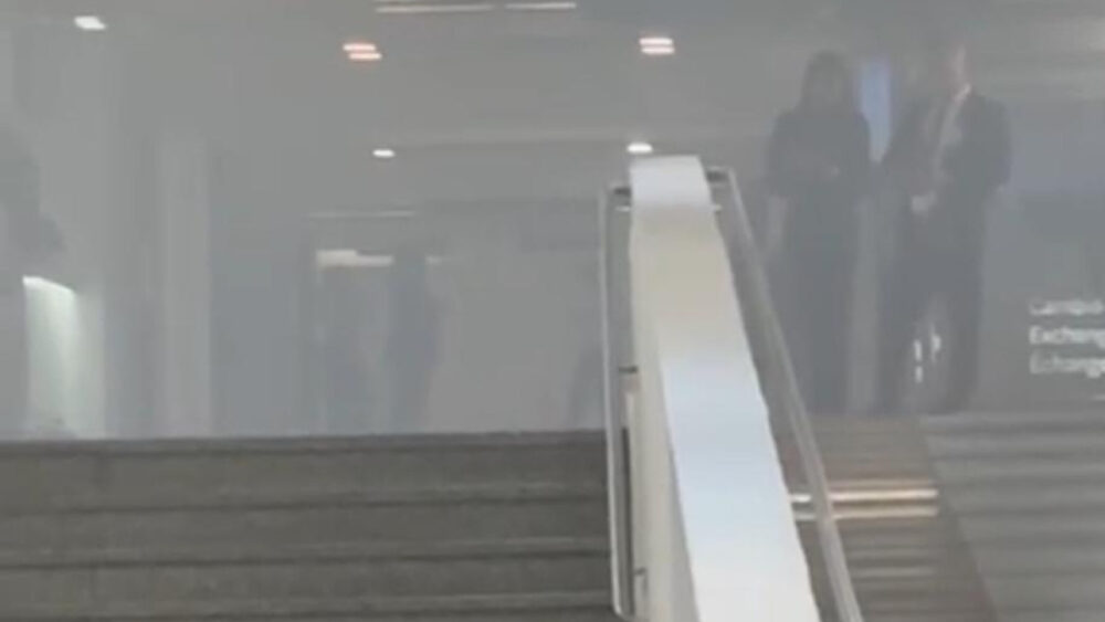 Evacúan Terminal B del AILA por humo en área de llegadas