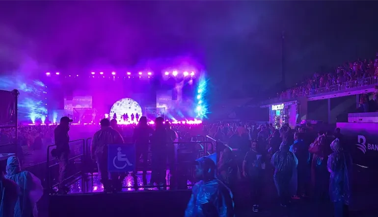 Los Ilegales celebran sus 30 años con un concierto histórico bajo la lluvia en Santo Domingo