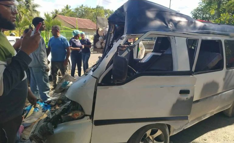 Choque entre minibús escolar y camión deja al menos 14 heridos en La Vega