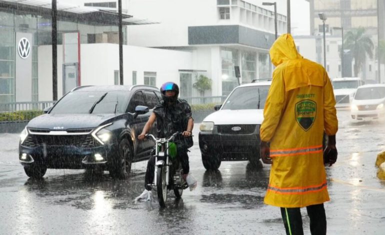 Vaguada continuará provocando aguaceros y tronadas en gran parte del país durante las próximas 24 horas, según Indomet
