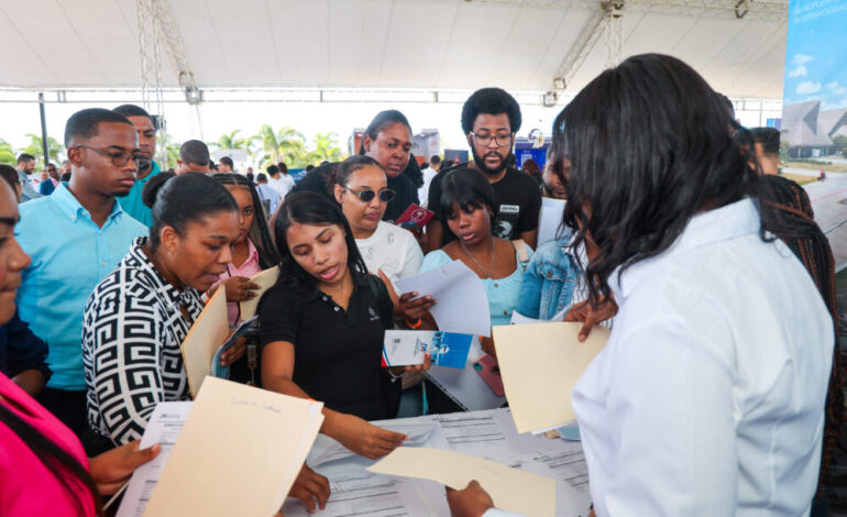 Departamento Aeroportuario impulsa empleabilidad juvenil en la 4ta Feria de Empleos del Sector Aeronáutico