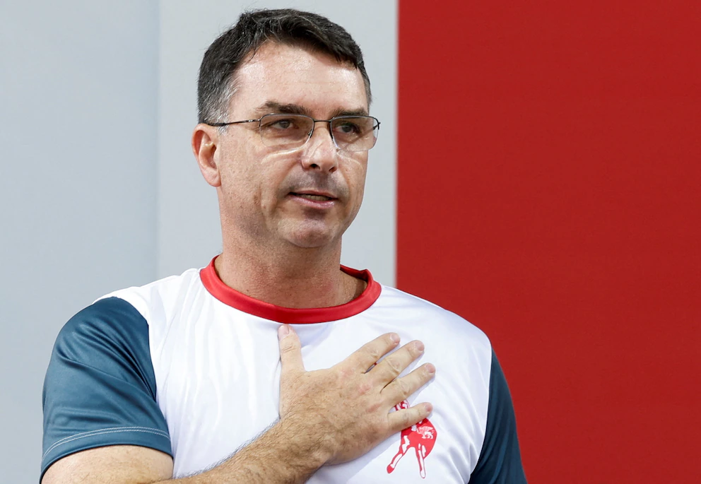 Flávio Bolsonaro oficializa su candidatura presidencial para 2026 y asume el relevo político de su padre