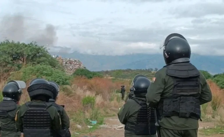 Dos muertos y 14 heridos durante violento operativo policial en bloqueo de Cochabamba