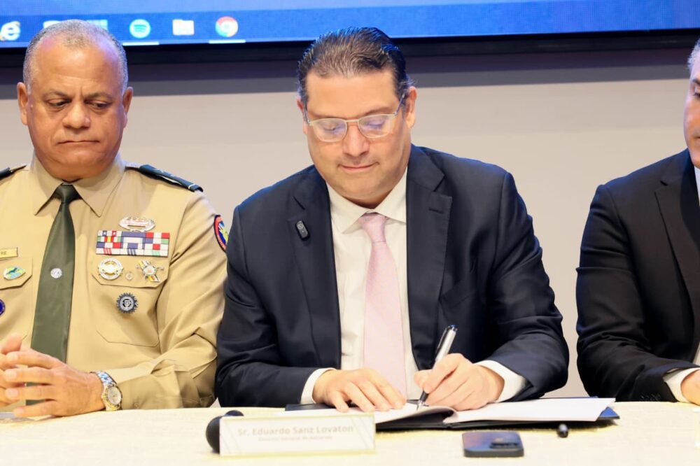 Aduanas firma acuerdo histórico para fortalecer la Ventanilla Única de Comercio Exterior