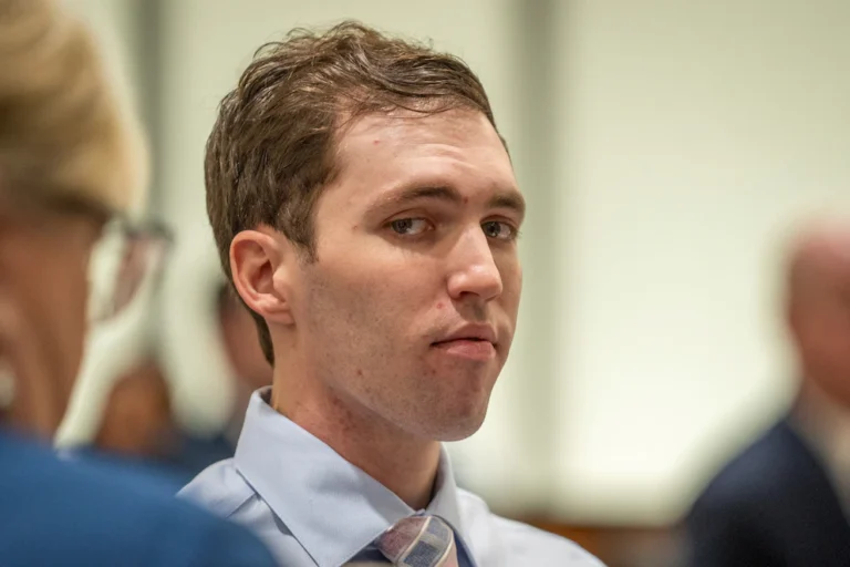 Acusado por muerte de Charlie Kirk comparece ante el juez mientras evalúan limitar la prensa