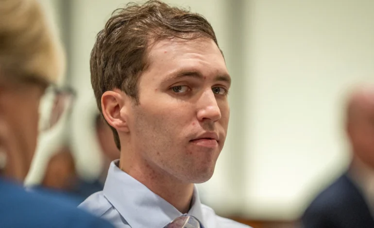 Acusado por muerte de Charlie Kirk comparece ante el juez mientras evalúan limitar la prensa