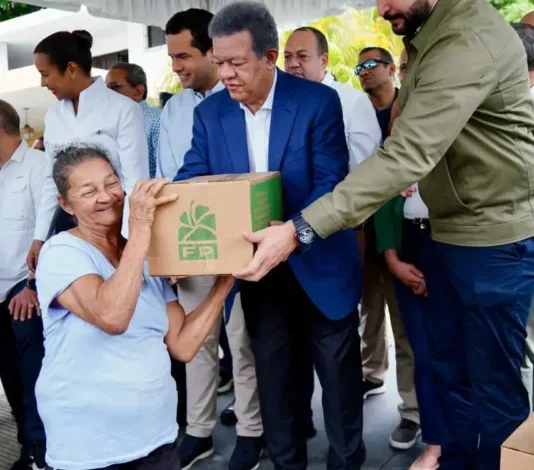 Leonel Fernández denuncia crisis económica y encabeza jornada de entrega de alimentos a sectores vulnerables