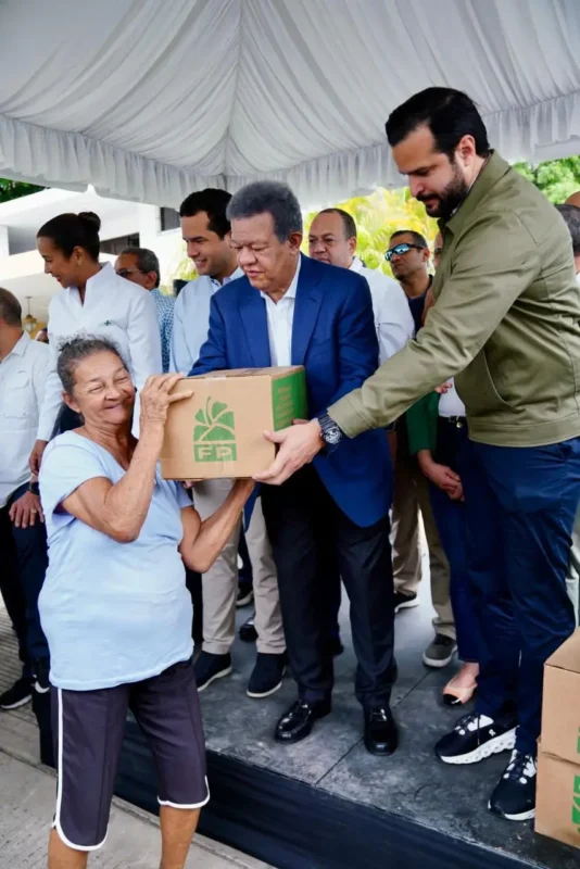 Leonel Fernández denuncia crisis económica y encabeza jornada de entrega de alimentos a sectores vulnerables