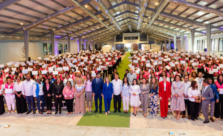 Fundación AES gradúa a 152 mujeres emprendedoras en Boca Chica