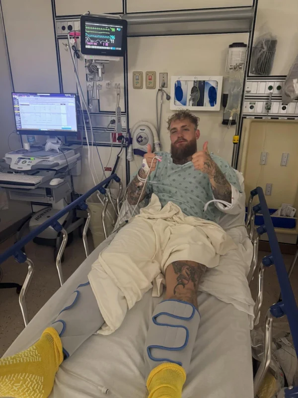 Anthony Joshua  le fractura la mandíbula a Jake Paul