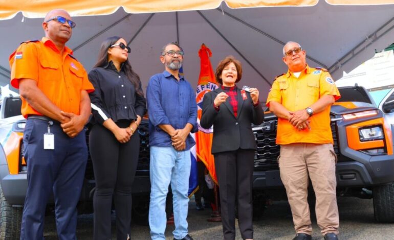 Interior y Policía refuerza a la Defensa Civil con dos nuevas camionetas para operativo navideño