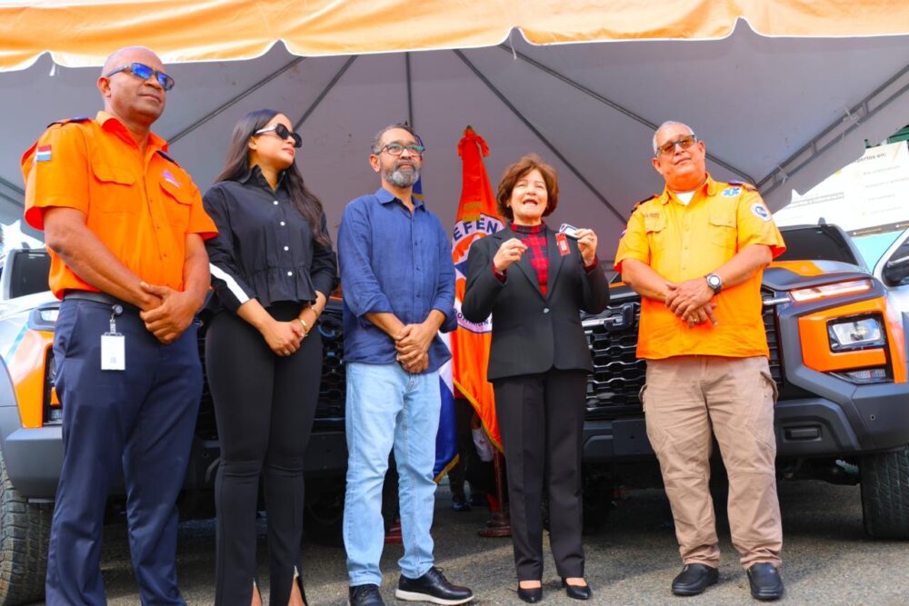 Interior y Policía refuerza a la Defensa Civil con dos nuevas camionetas para operativo navideño