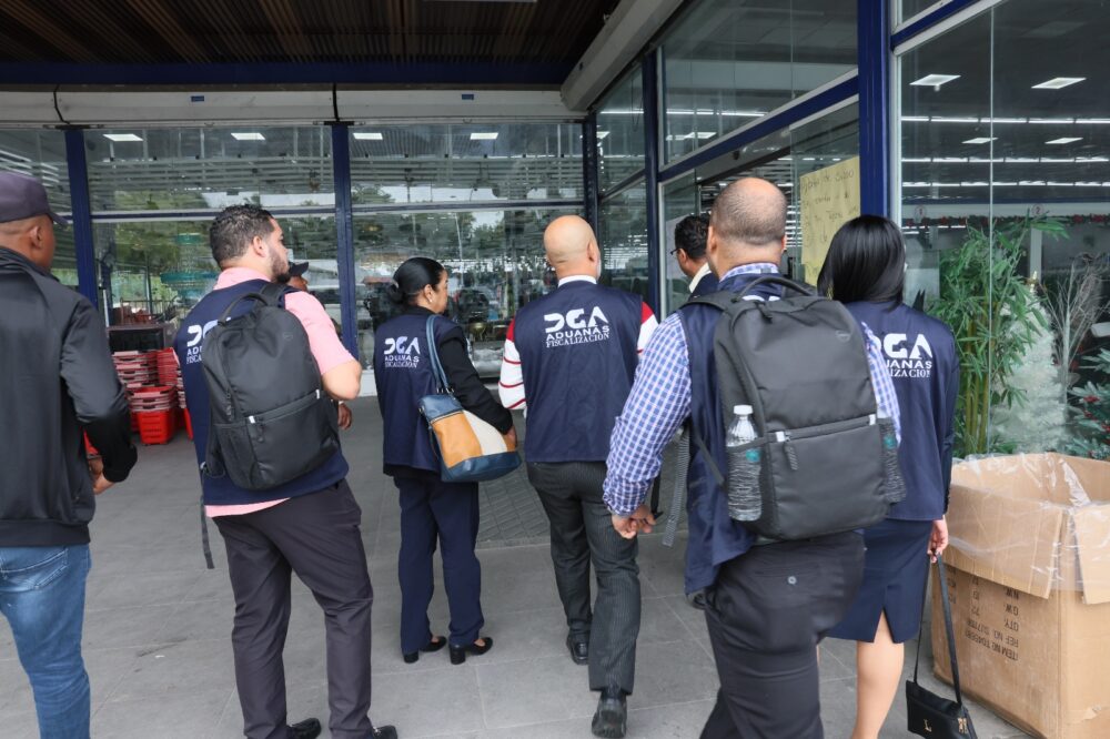 Aduanas interviene comercio asiático en La Vega por control fiscal y aduanero