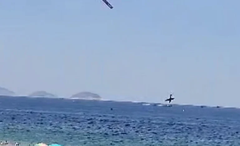 Tragedia aérea en Copacabana: cae avión publicitario y muere el piloto