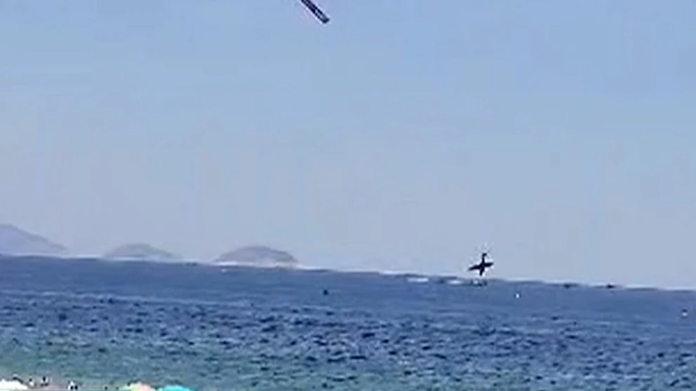 Tragedia aérea en Copacabana: cae avión publicitario y muere el piloto